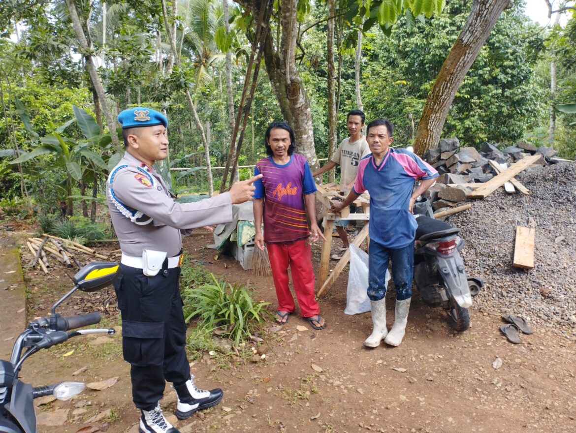 Antisipasi Gangguan Kamtibmas, Polsek Sukadana Polres Ciamis Koorkom ke Warga Dusun Hilir