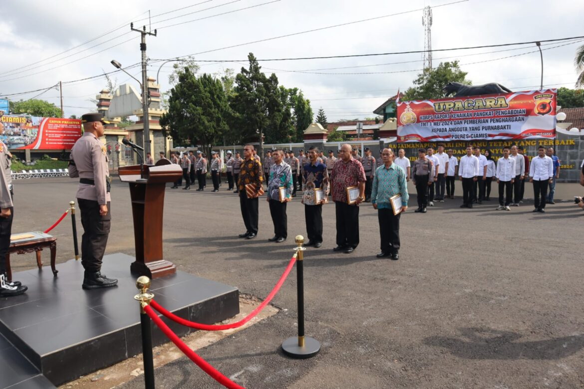 Kapolres Pimpin Korps Raport Kenaikan Pangkat dan Beri Penghargaan Pengabdian