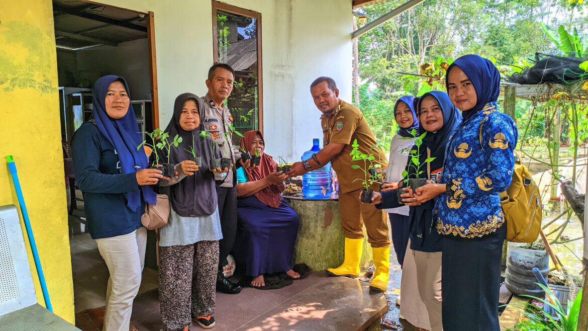 Polsek Cipaku Polres Ciamis Giat Pembagian Bibit Sayuran Kepada 1000 Rumah warga Desa Jalatrang