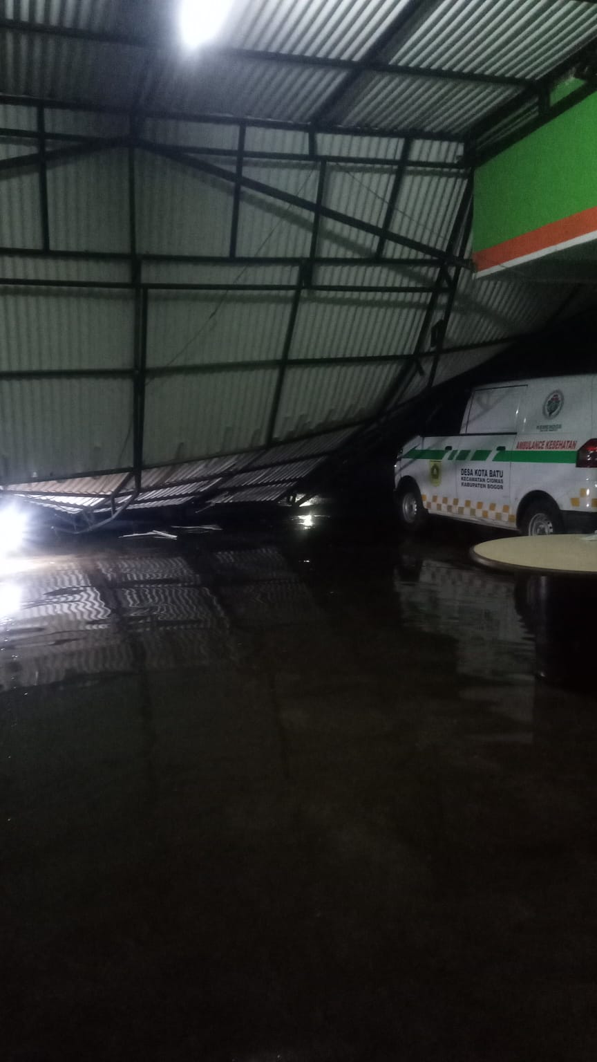 Polsek Ciomas Bersama Instansi Terkait Lakukan Pengecekan Lokasi Dimana Kanopi Kantor Desa Kotabatu Roboh Akibat Hujan Angin Kencang