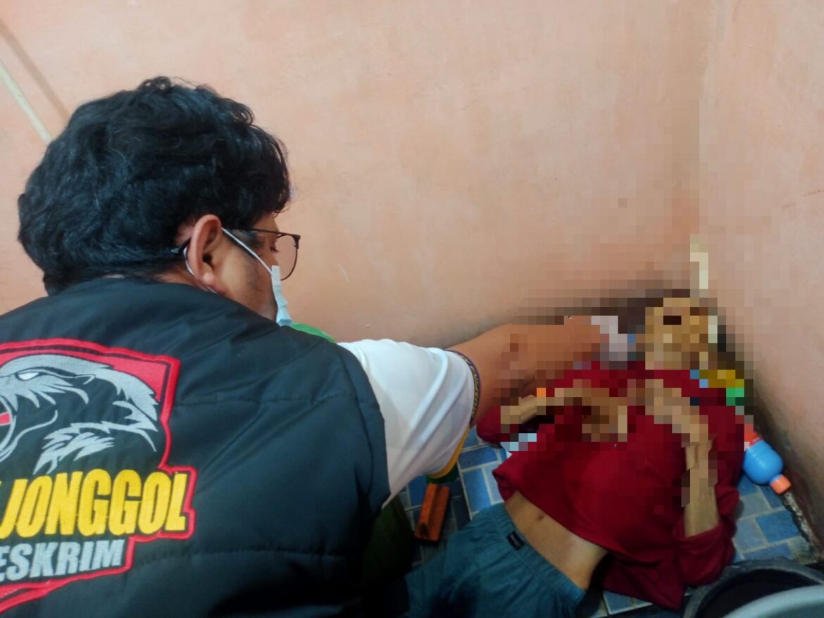 Polsek Jonggol Lakukan Pengecekan Adanya Seorang Pria Ditemukan Meninggal Dunia Karena Terjatuh di Kamar Mandi