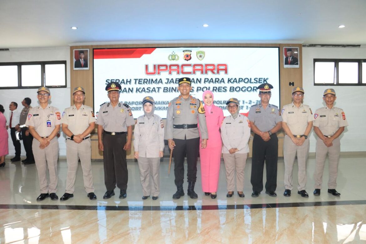 Kapolres Bogor Pimpin Upacara Sertijab Kapolsek Jajaran Polres Bogor Dan Kasat Binmas, Berikut Pemberian Pangkat Penghargaan Bagi Personil Menjelang Purna Bhakti