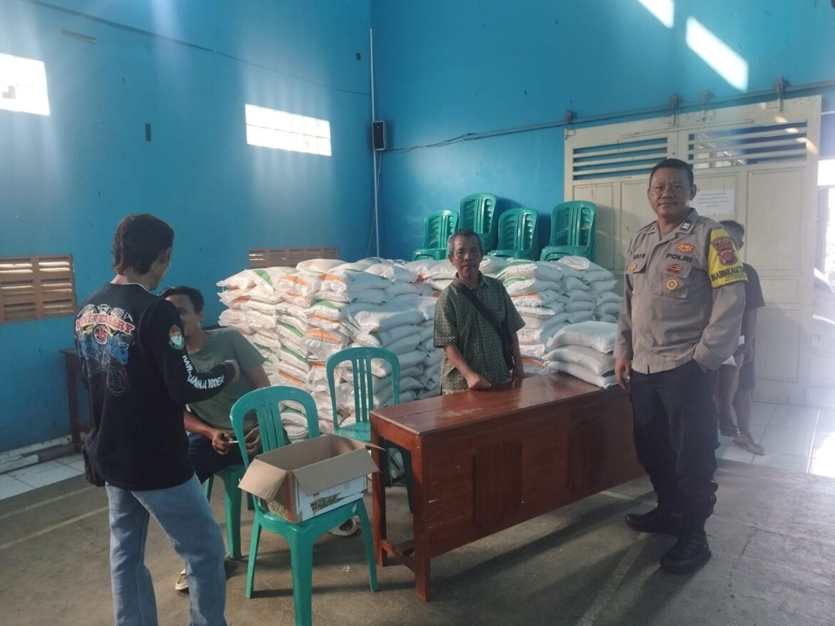 Polsek Cijeungjing Polres Ciamis Awasi Distribusi Bantuan Beras 10 Kg ke Warga Pamalayan