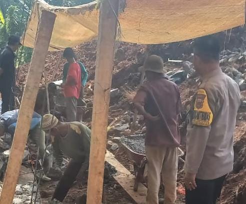 Cipta Kondisi, Polsek Ciamis Polres Ciamis Monitoring Pembangunan TPT di Desa Mekarjaya