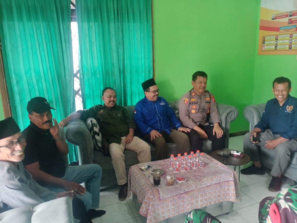 Kumpul di Kecamatan,Kapolsek Panawangan Ngobrol Bareng Warga Bahas Situasi Kamtibmas