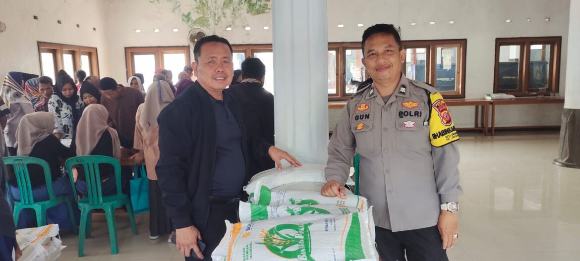 Polsek Panumbangan Polres Ciamis Awasi Distribusi Beras 10 Kg ke Warga Sindangherang