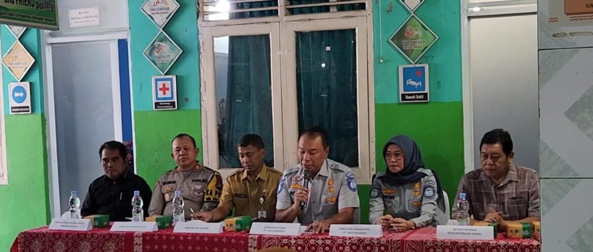 Sat Lantas Polres Metro Depok Dampingi Jasa Raharja Berikan Santunan Kepada Keluarga Korban Kecelakaan SMK Lingga Kencana