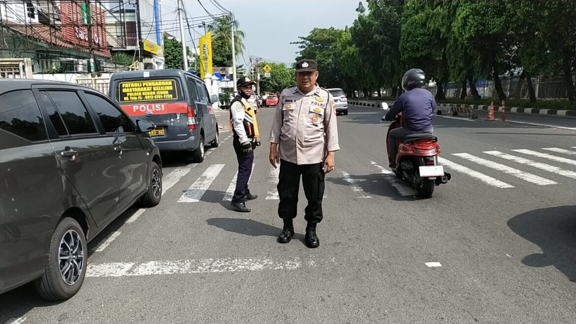 Respon Cepat Aduan Masyarakat, Personel Polsek Kebon Jeruk Tempatkan Personel Cegah Pelanggaran Lalu-lintas Di Tl Kelapa Dua