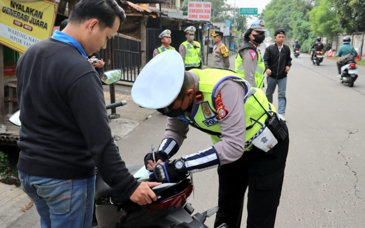 Polres Metro Depok Tindak Tegas Pengendara Motor Yang Lawan Arus di Jalan Gas Alam Cimanggis