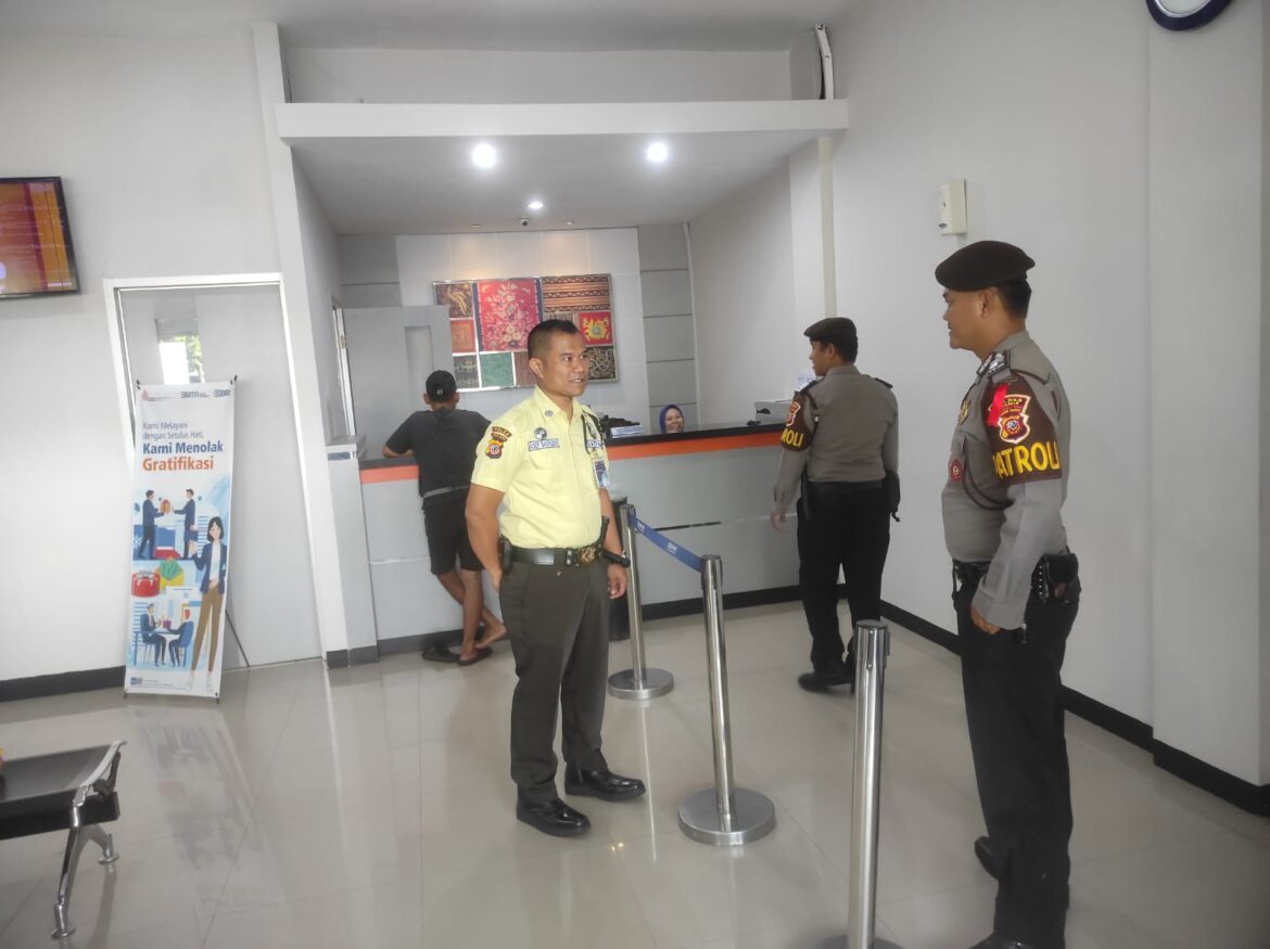 Humanis, Tiga Personel Samapta Polres Ciamis Datangi Perbankan Beri Imbauan Kamtibmas