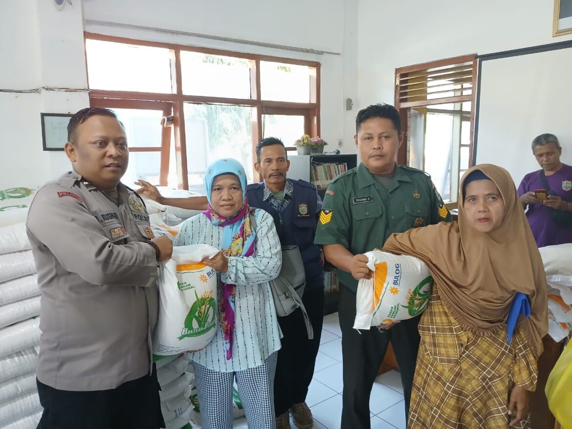 Antisipasi Kericuhan, Polsek Ciamis Monitoring Penyaluran Bantuan Pangan Beras Tahap IV Bagi Warga