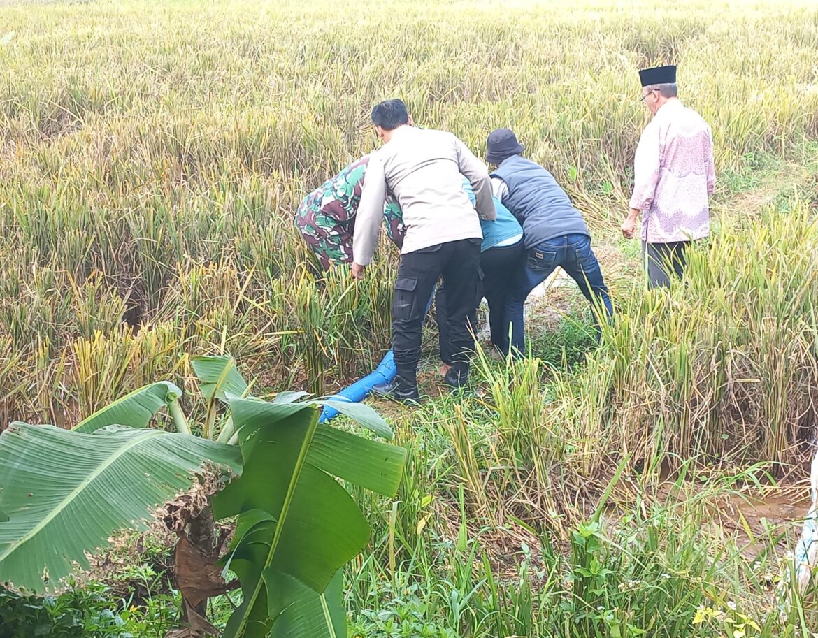 Polsek Cipaku Polres Ciamis Hadiri Giat Pemasangan Pompanisasi Bantuan Pemerintah