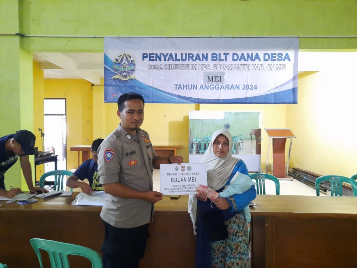 Antisipasi Kericuhan, Polsek Kawali Monitoring Penyaluran BLT Dana Desa Tahun 2024 di Desa Cibeureum