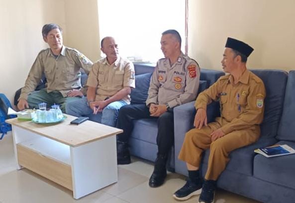 Gali Informasi, Polsek Cihaurbeuti Polres Ciamis Giat Kunjungan Silaturahmi kepada Kepala Desa Pasirtamiang