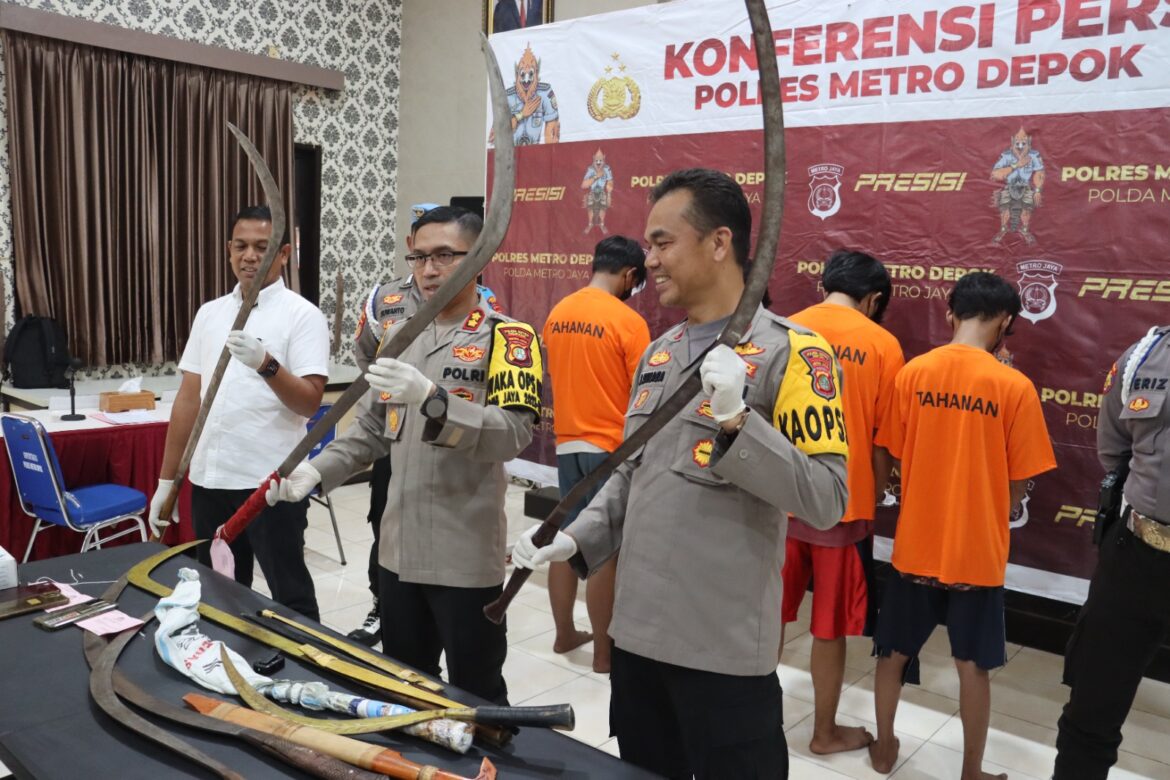Polres Metro Depok Ringkus Gangster yang Bacok Warga di Cimanggis