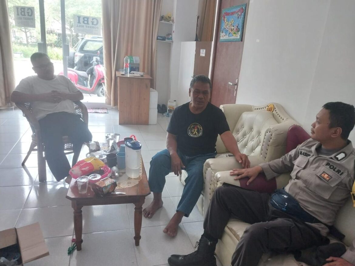 Bhabinkamtibmas Polsek Cisarua Gh iat Cek Pos Kamling Hadir di Tangan Tengah Masyarakat Cipta Situasi yang Kondusif