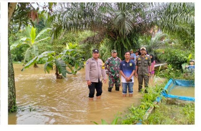 Polsek Parung Bersama Instansi Terkait Lakukan Pengecekan Adanya Luapan Aliran Air Kali Si Kabayan di Desa Babakan