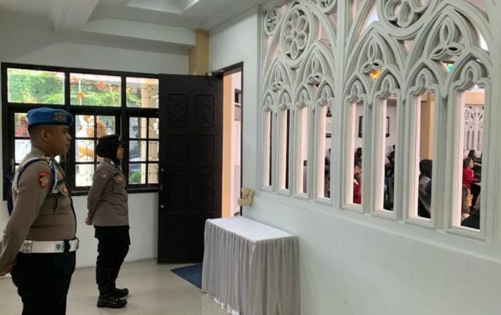 Pastikan Anggota Bertugas Sesuai SOP, Polres Ciamis Cek Kesiapan Personel Pam di Gereja Katolik St. Yohanes Pembabtis Ciamis