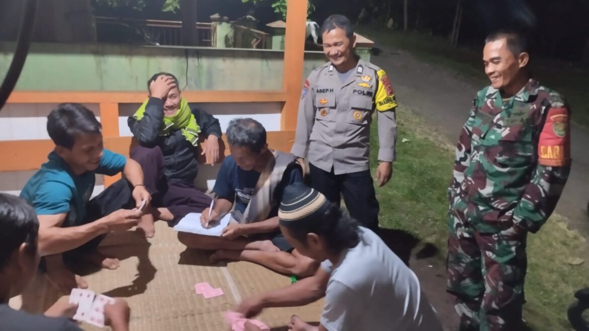 Cipta Kondisi, Polsek Cijeungjing Polres Ciamis Datangi Warga Kertaharja Saat Ngeronda