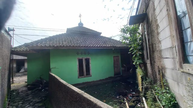 TMMD 120 Kodim 0621/Kab. Bogor ,Kompak TNI dan Masyarakat Melaksanakan Pengecatan Mushola di Desa Sirnajaya