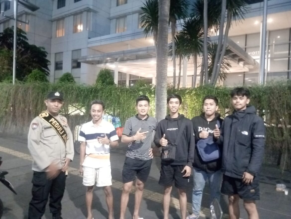 Polres Polres Metro Jakarta Pusat Himbau Remaja Yang Nongkrong Tengah Malam di Bundaran HI Segera Pulang