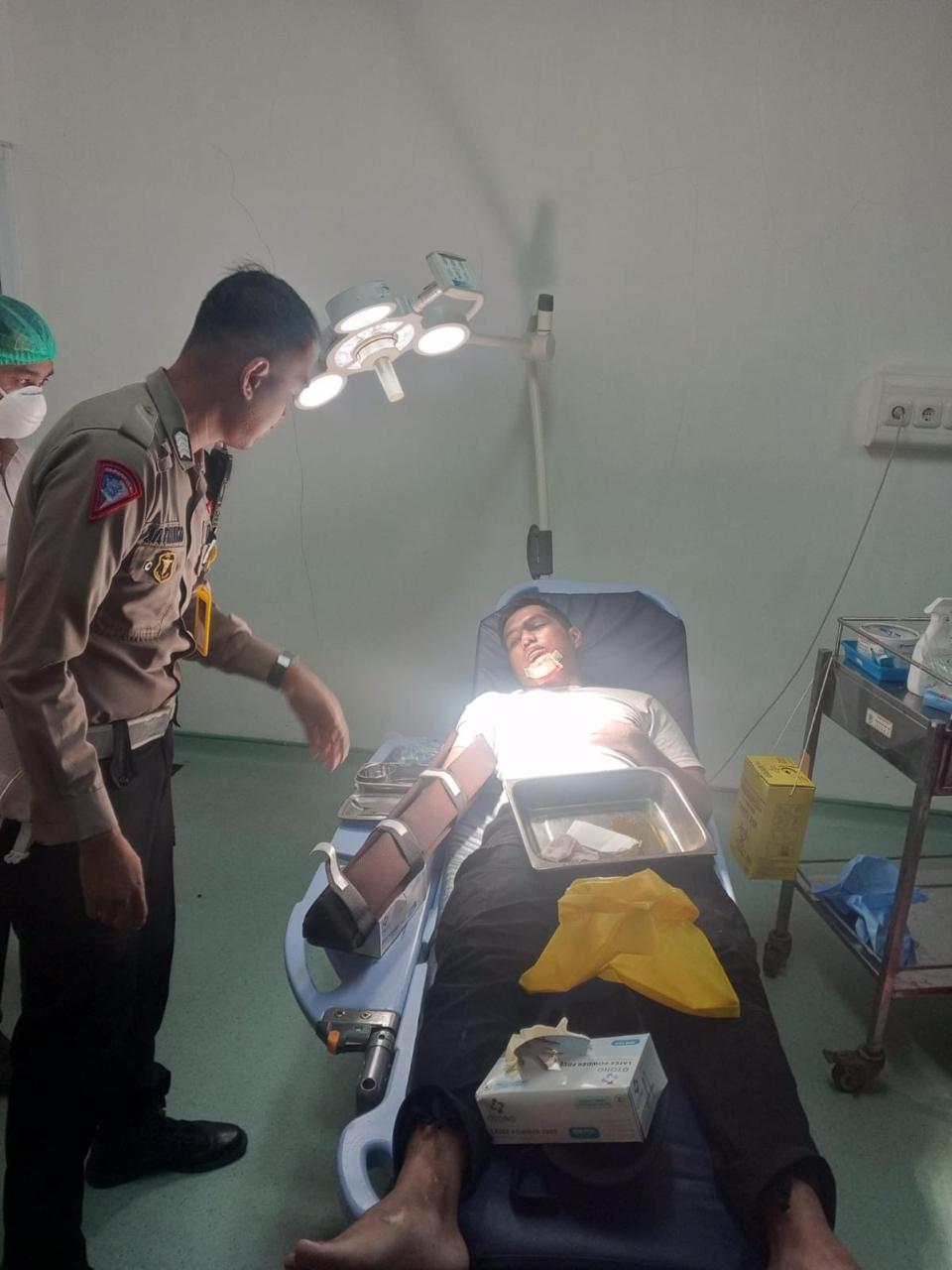 Polsek Cisarua Bersama Unit Laka Lantas Tangani Kecelakaan Lalu Lintas di Jalan Raya Cisarua Puncak, Satu Orang Luka Ringan