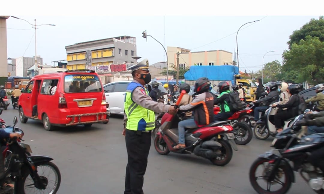 Kanit Lantas Polsek Cakung AKP. Dwi Hari Setianto Bersama Personel Gelar Kegiatan Rutin Pengaturan Lalin Dan Urai Kepadatan Kendaraan