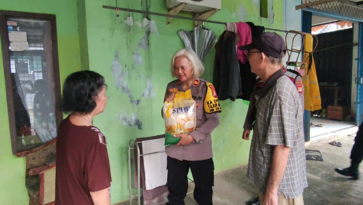 Polsek Tajurhalang Berikan Bantuan 50 Paket Sembako Kepada Masyarakat