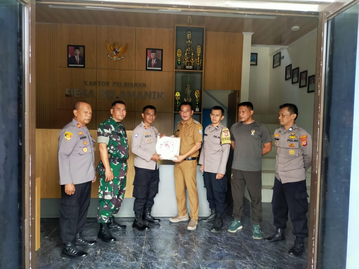 Polsek Cipaku Polres Ciamis Kontrol Pos Satkamling di Desa Selamanik Saat Malam Hari