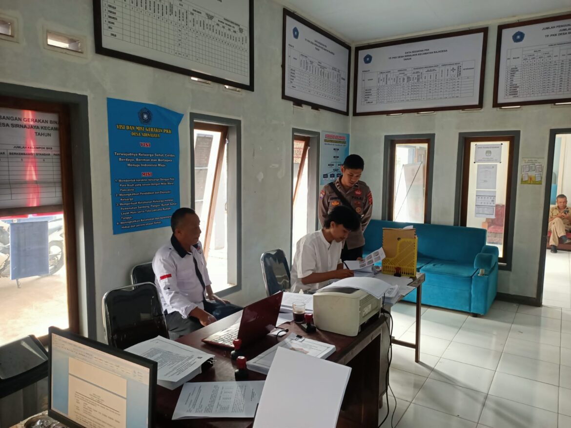 Berikan Rasa Nyaman, Bhabinkamtibmas Polsek Rajadesa Polres Ciamis Patroli di Desa Sirnajaya