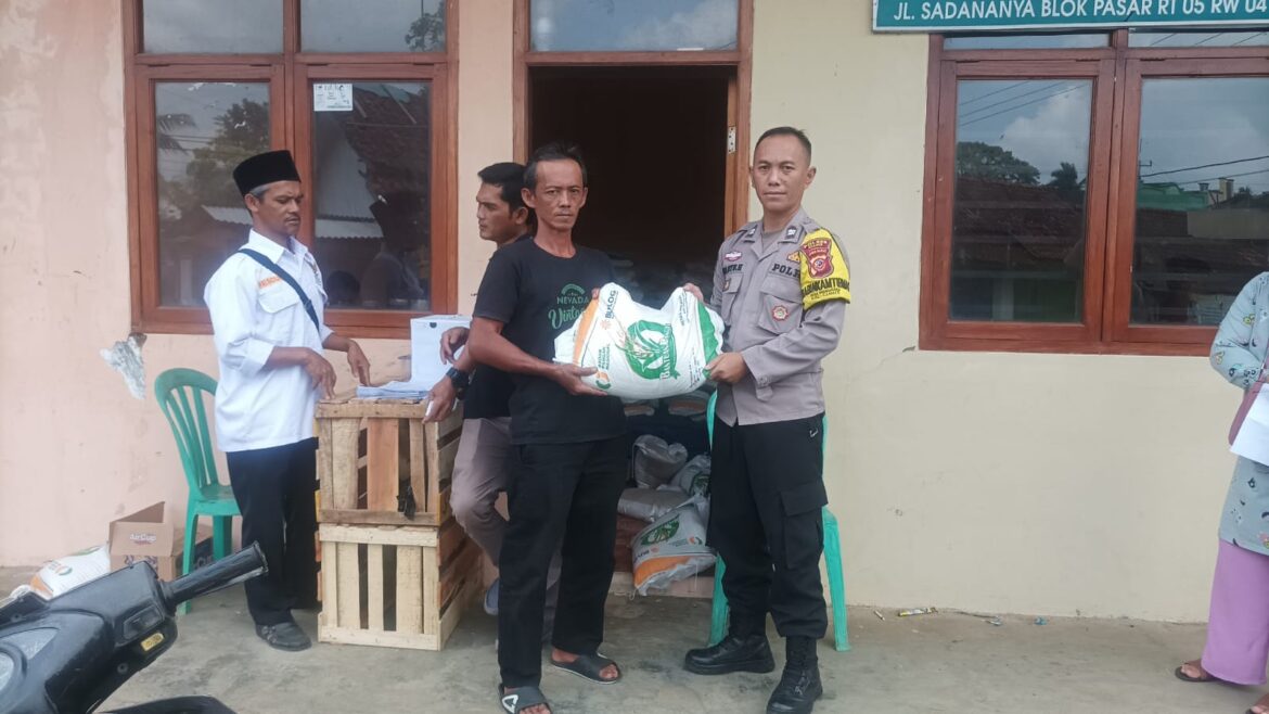 Polsek Ciamis Polres Ciamis Awasi Distribusi Bapanas Beras 10 Kg ke Warga Sadananya