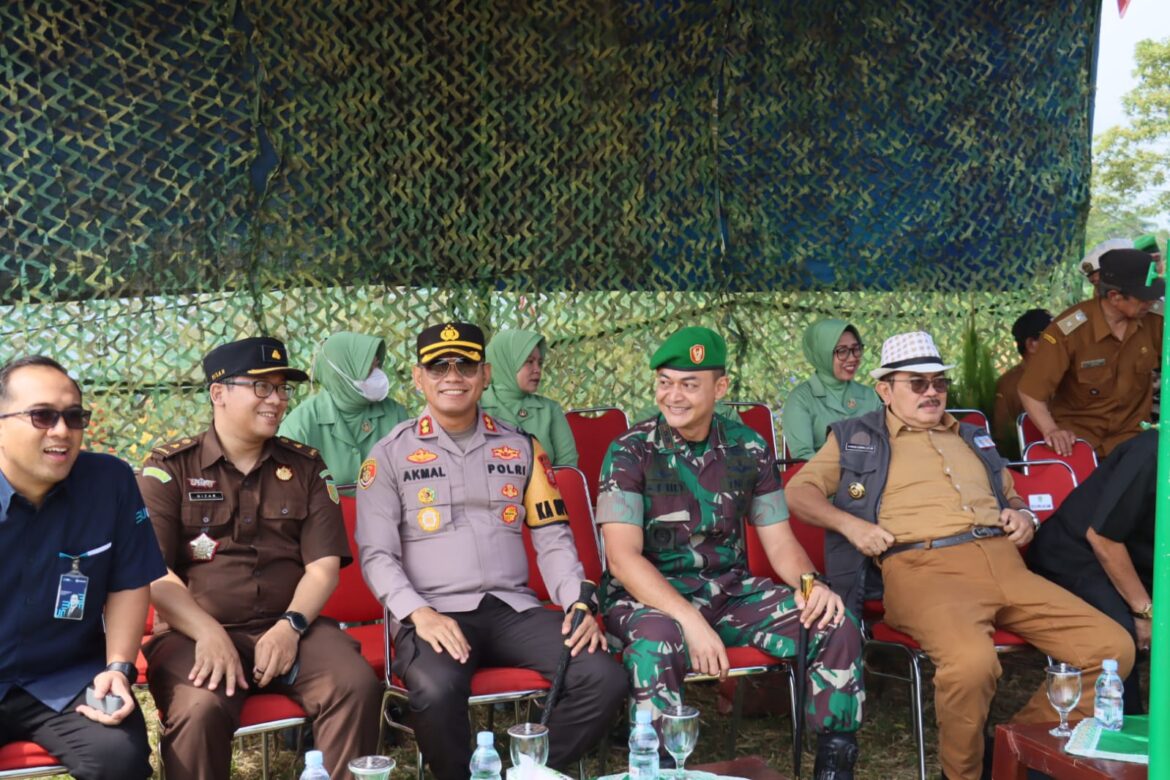 Kapolres Ciamis Hadiri Pengibaran Bendera Merah Putih di Puncak Bukit Dusun Cinyasag