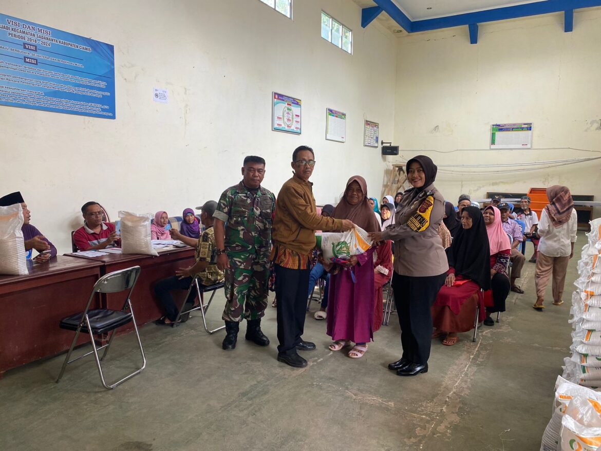 Polsek Ciamis Polres Ciamis Monitoring Penyaluran Bansos Beras di Desa Mekarjadi