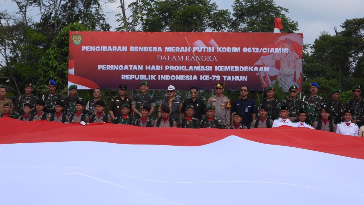 Dandim 0613/Ciamis, Pembentangkan Bendera Merah Putih Raksasa: Bagian Dari Semangat Kesatuan dan Persatuan Dalam Memupuk Kecintaan Terhadap NKRI
