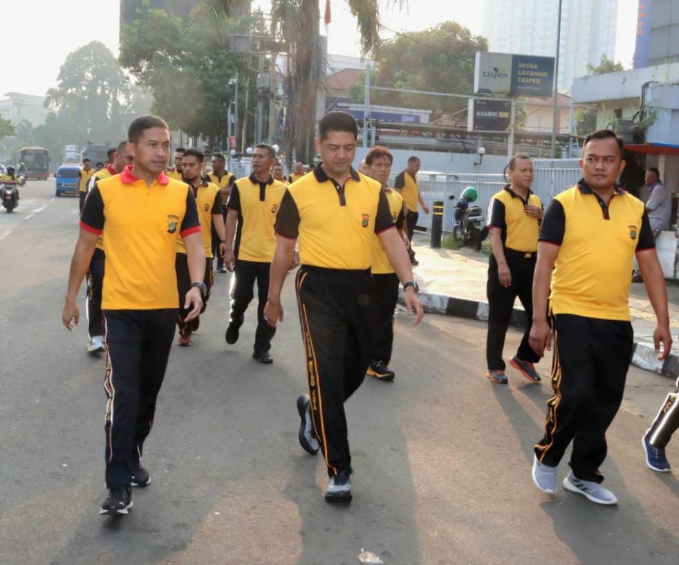 Tingkatkan Kesehatan dan Kebugaran, Kapolrestro Depok Olahraga Pagi Bersama Personel Polrestro Depok