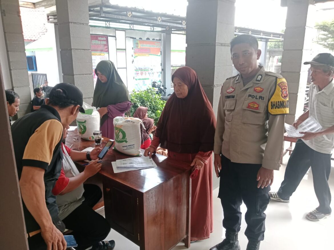 Polsek Lakbok Polres Ciamis Awasi Distribusi CBP Beras 10 Kg ke Warga Desa Tambakreja
