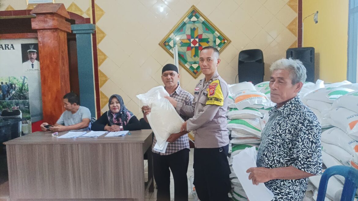 Polsek Ciamis Polres Ciamis Awasi Bantuan Pangan Beras 10 Kg ke Warga Desa Imbanagara