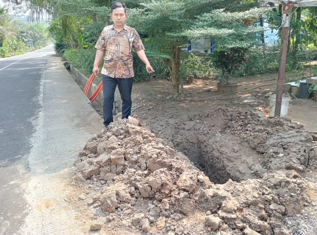 Tanah Bekas Kabel Galian Telekomunikasi Abaikan Keselamatan Dikeluhkan Warga Pamarican, Dinas Terkait Diminta Turun Tangan