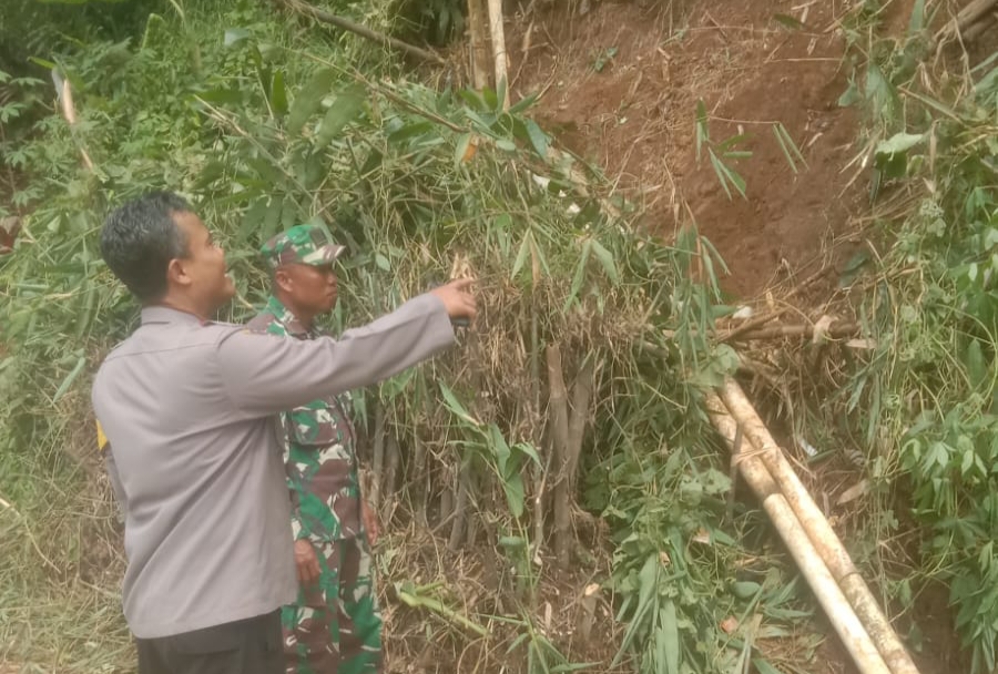 Polsek Tamansari Cek TKP Bencana Alam Adanya Tanah Longsor