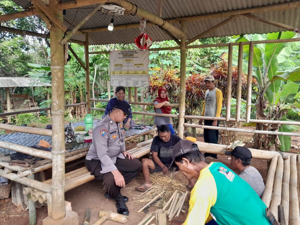 Perkuat Sinergitas, Polsek Cijeungjing Polres Ciamis Koorkom ke Warga Desa Karanganyar