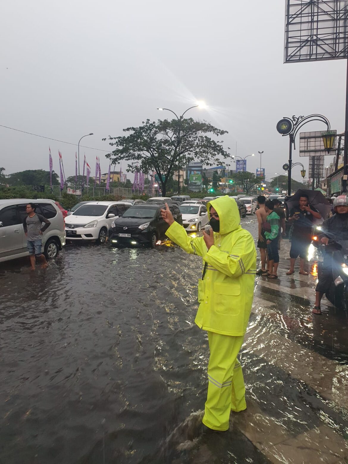 Sigap!! Sat Lantas Polres Metro Depok Tangani Pohon Tumbang dan Jalan Banjir Antisipasi Kemacetan