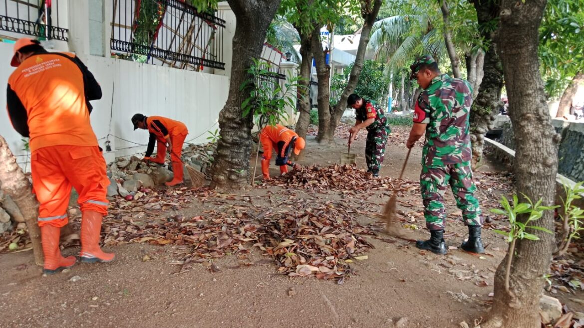 Minggu Bersih, Babinsa Koramil Matraman Bersama PPSU Bersihkan Sampah Lingkungan