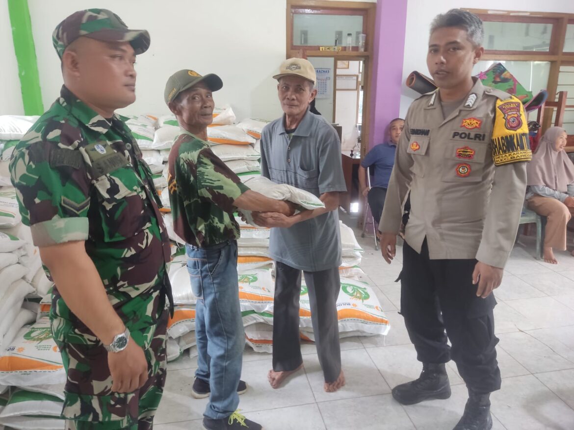 Beri Rasa Aman, Polsek Ciamis Polres Ciamis Monitoring Penyaluran Bantuan Pangan Beras di Desa Karangampel