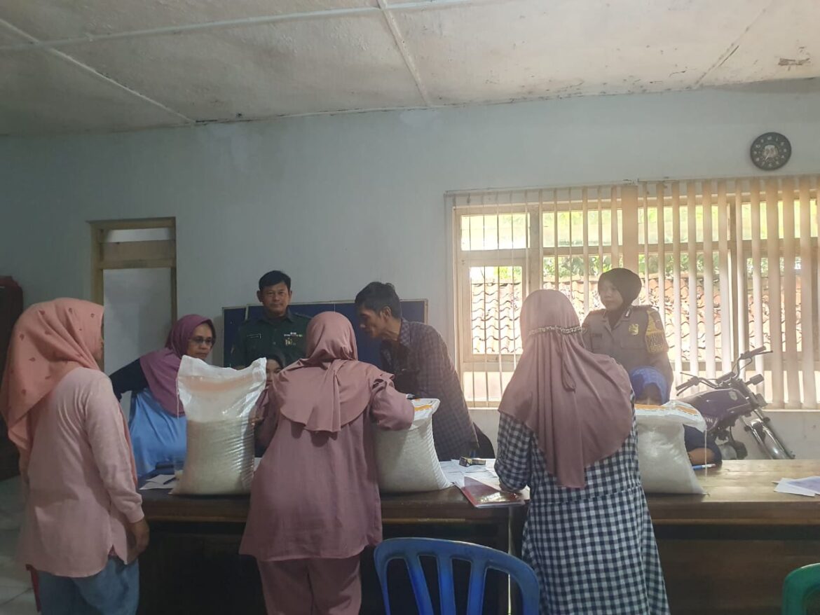 Polsek Ciamis Polres Ciamis Monitoring Penyaluran Bantuan Pangan Beras 10kg di Desa Saguling