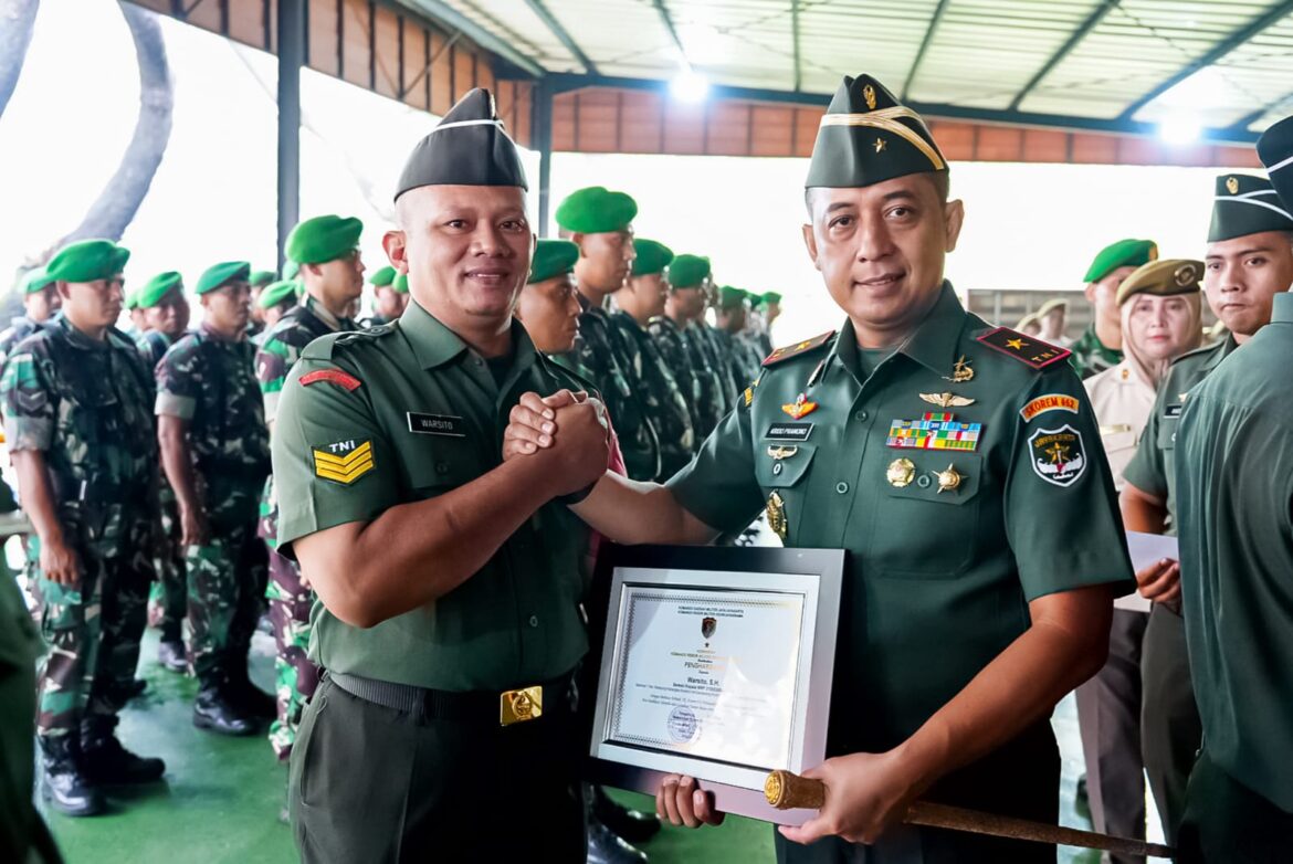 Wujud Perhatian Terhadap Anggota, Danrem 052/Wijayakrama Berikan Apresiasi dan Penghargaan Kepada Prajurit Terbaik