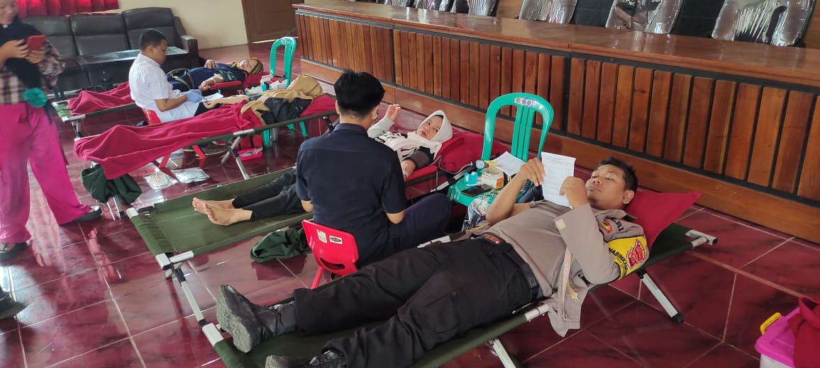 Polsek Panjalu Polres Ciamis Monitoring dan Ikut Donor Darah di Desa Sukamantri