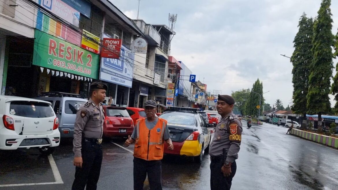 Personel Sat Samapta Polres Ciamis Giat Himbauan Kamtibmas di Ruko Pasar Ciamis
