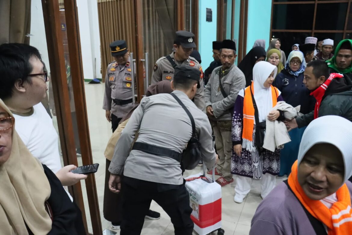 Polres Ciamis Hadiri Pelepasan Jamaah Haji Asal Ciamis ke Embarkasi Bekasi