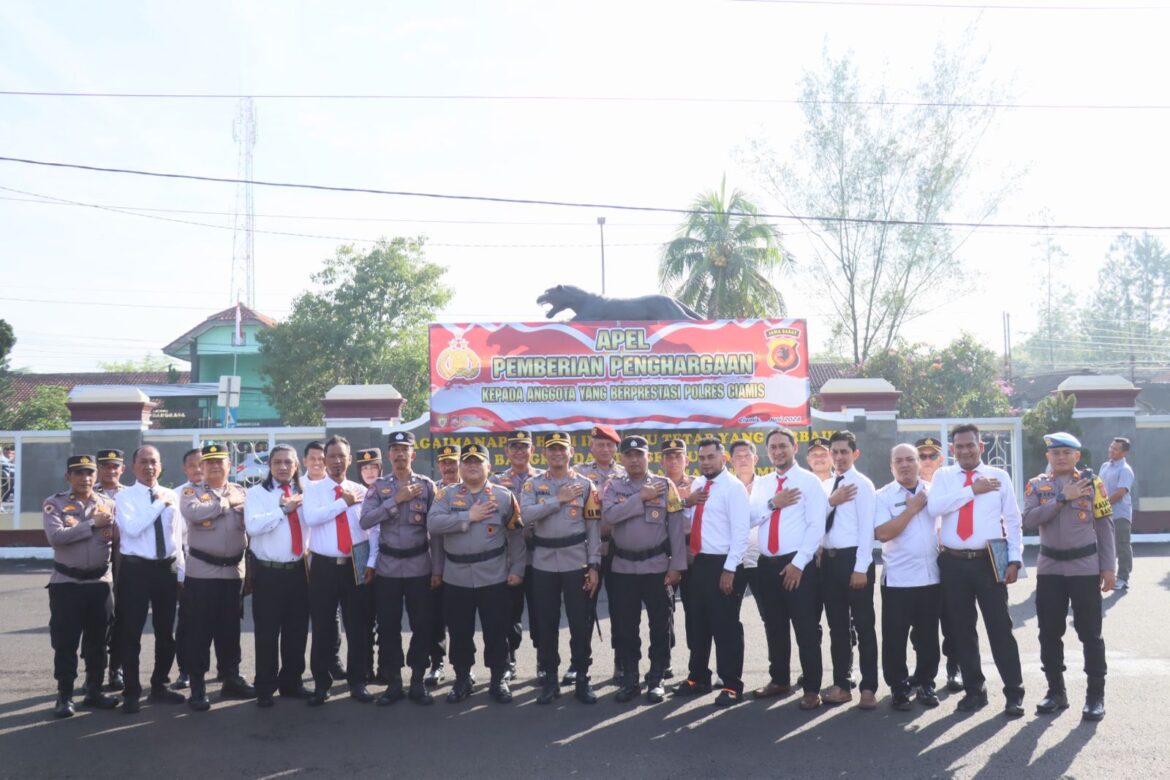 Polres Ciamis Polda Jabar Beri Penghargaan Kepada Belasan Personel Berprestasi