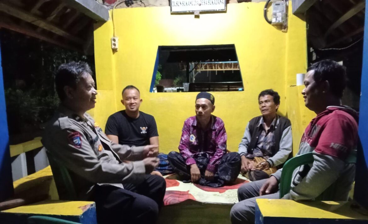 Berikan Rasa Nyaman, Tiga Personel Polsek Sukadana Polres Ciamis Patroli Hingga Subuh